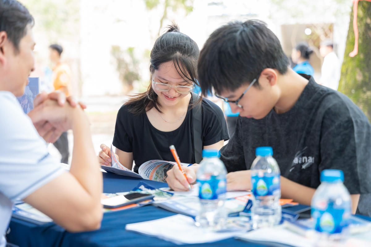 Thí sinh tìm hiểu thông tin tuyển sinh của trường đại học.