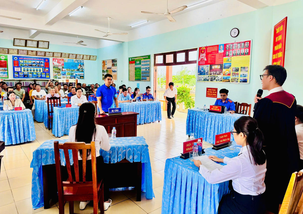 Toàn cảnh "Phiên tòa giả định" tuyên truyền pháp luật về chống khai thác IUU. Ảnh: Thuỳ Dung.