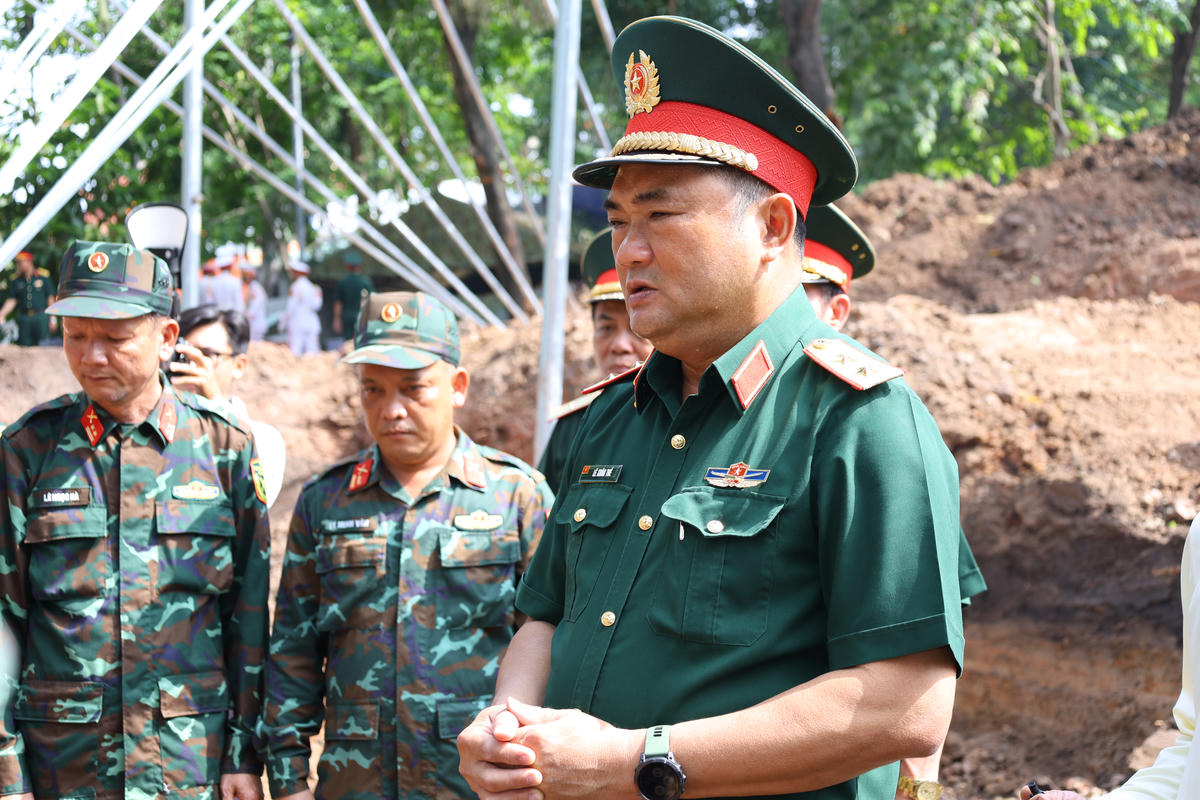 Đoàn đại biểu Quân khu 7 đến thăm, động viên lực lượng tìm kiếm hài cốt liệt sĩ tại Công viên Lê Thị Riêng