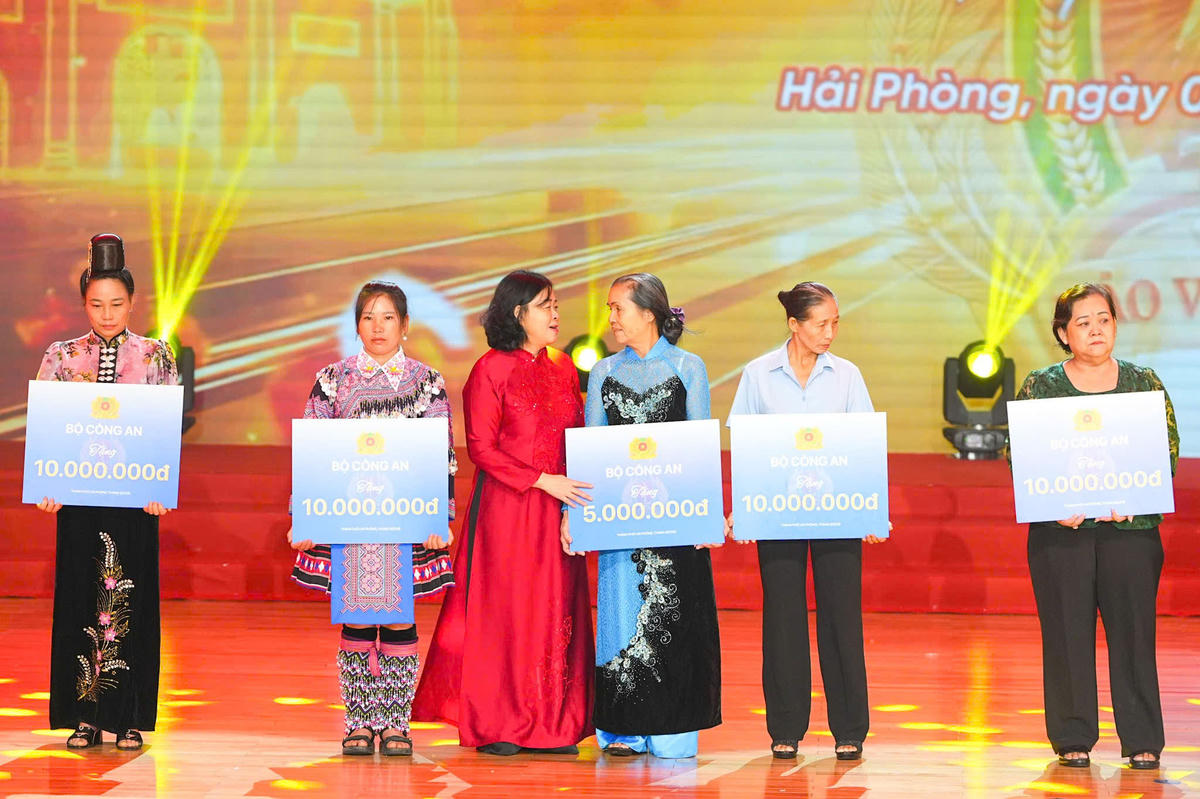 Chủ tịch Bùi Thị Minh Hoài động viên, chia sẻ với các thân nhân những lực lượng tham gia bảo vệ an ninh, trật tự ở cơ sở có nhiều cống hiến, hy sinh vì sự bình yên của nhân dân. Ảnh: PT. 