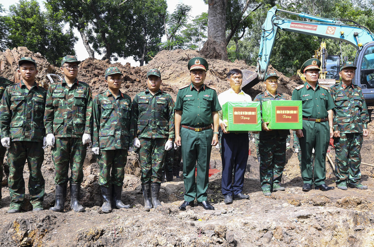 Đoàn đại biểu Quân khu 7 đến thăm, động viên lực lượng tìm kiếm hài cốt liệt sĩ tại Công viên Lê Thị Riêng