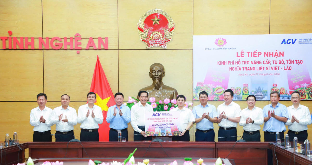 Chủ tịch UBND tỉnh Võ Trọng Hải và các đồng chí lãnh đạo tỉnh tiếp nhận kinh phí hỗ trợ của ACV để thực hiện Dự án nâng cấp, tu bổ, tôn tạo Nghĩa trang liệt sĩ Việt - Lào. Ảnh: TD
