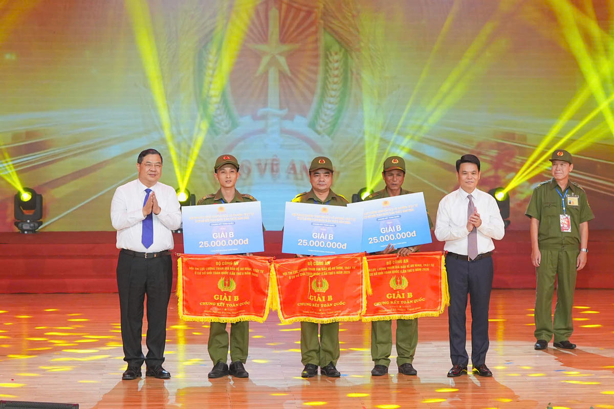 Phó Thủ tướng Thường trực Chính phủ Phạm Gia Túc và Bí thư Thành uỷ Hải Phòng Lê Ngọc Châu trao giải cho đội thi đạt giải B. Ảnh: ĐT. 