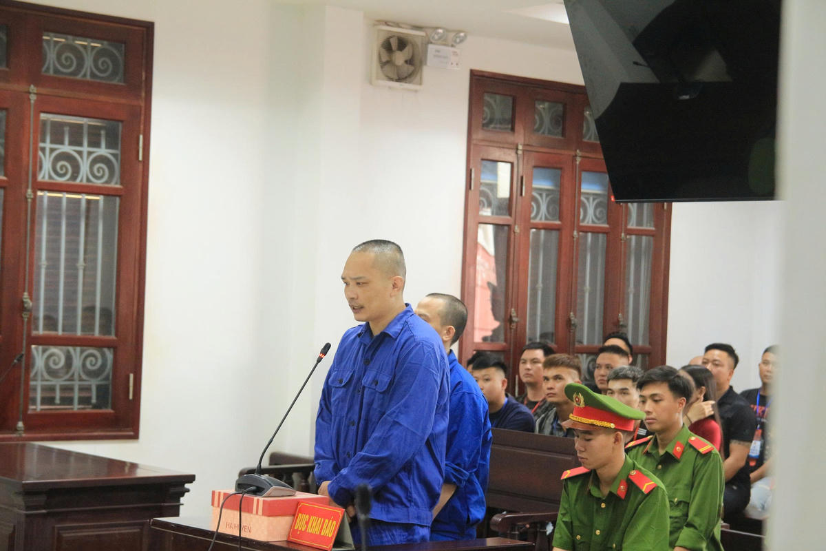 Bị cáo Nguyễn Thành Long, tức 'Tiến Bịp' tại phiên tòa sơ thẩm sáng 7/8. Ảnh: TANDTP Hải Phòng.