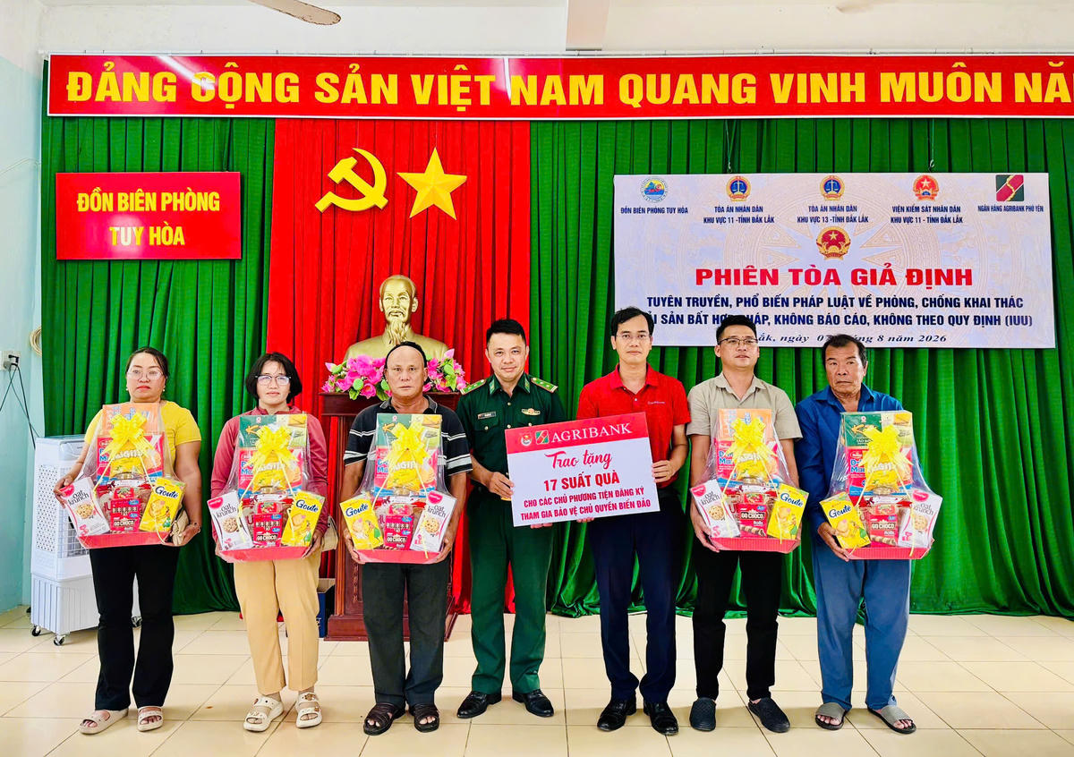 Các đơn vị trao tặng quà cho các phương tiện đã đăng ký tham gia bảo vệ chủ quyền biển đảo trên địa bàn phường Tuy Hòa. Ảnh: Thuỳ Dung