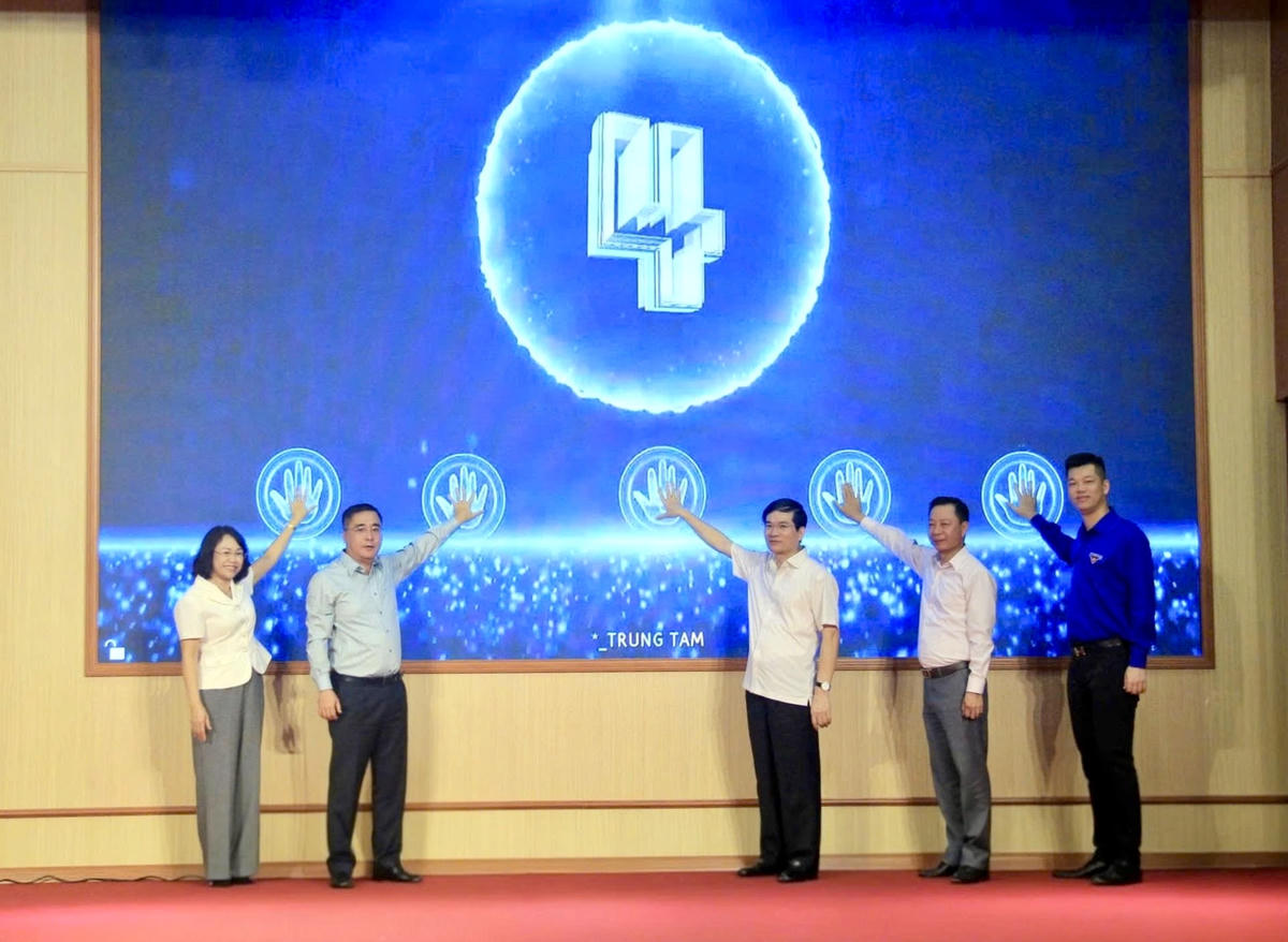 Các đại biểu thực hiện nghi thức phát động phong trào thi đua.