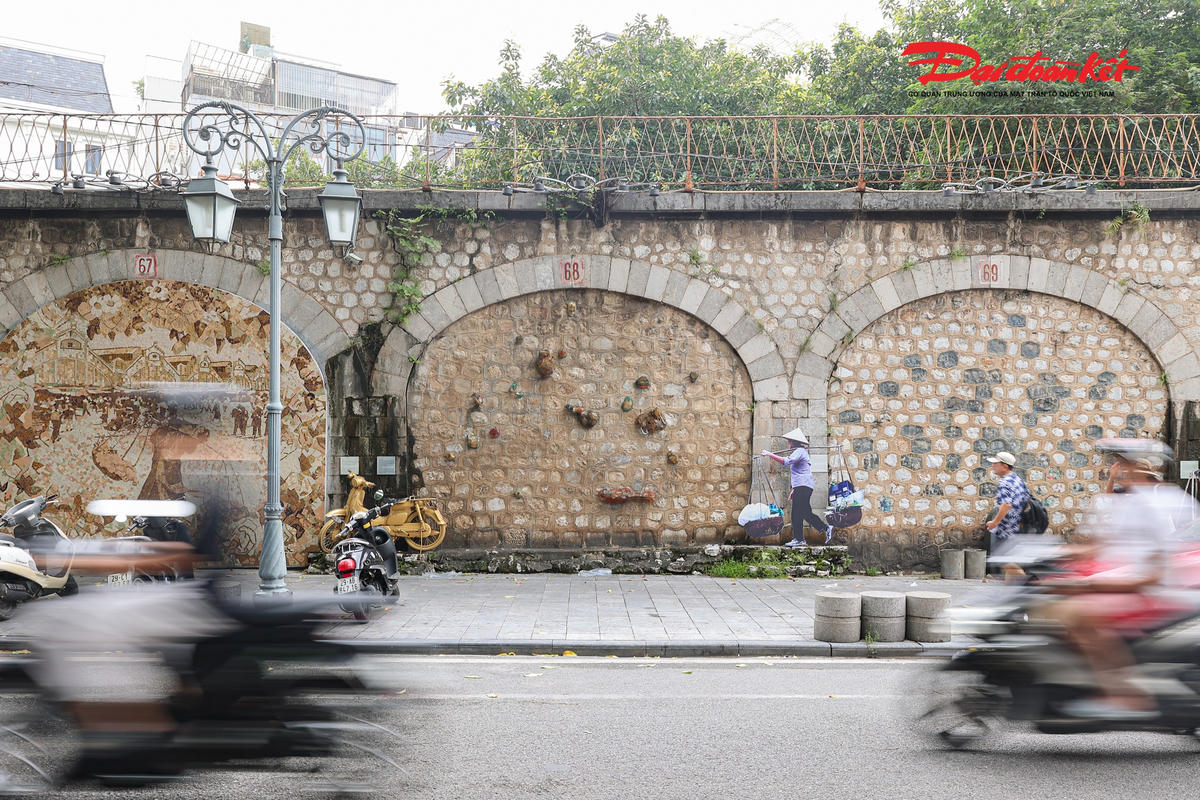 Hệ thống 131 vòm cầu đá được người Pháp xây dựng trong giai đoạn 1900-1902 để phục vụ tuyến đường sắt xuyên qua trung tâm Hà Nội. Các ô vòm được xây bằng đá hộc lắp ghép, mỗi ô rộng khoảng 16 m2, chiều cao dao động từ 2-6 m tùy từng vị trí.