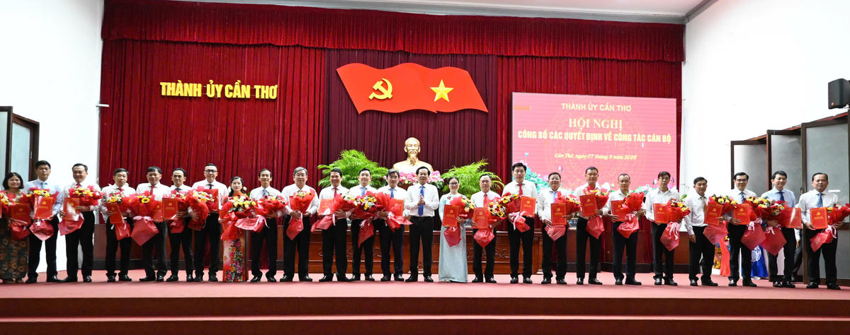 Ông Đỗ Thanh Bình, Bí thư Thành ủy Cần Thơ trao quyết định cho các cán bộ nhận nhiệm vụ mới. Ảnh Hồng Thắm