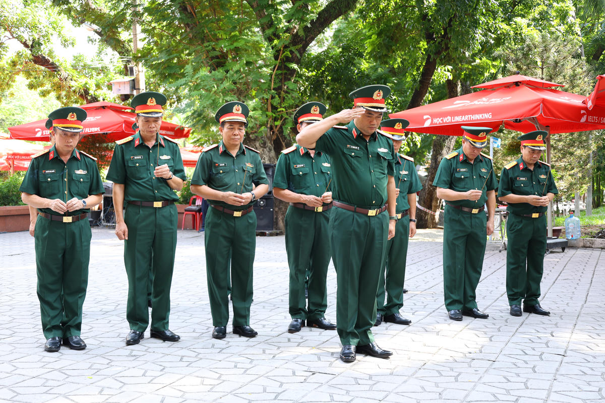 Đoàn đến dâng hoa, dâng hương tưởng niệm cố Tổng Bí thư Trần Phú tại khuôn viên Công viên Lê Thị Riêng. Ảnh: Nguyễn Huế.
