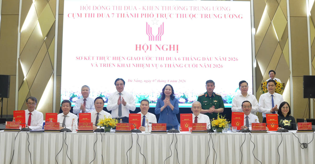 Lãnh đạo Trung ương, Quân khu 5 và TP Đà Nẵng chứng kiến 7 thành phố ký kết giao ước thi đua. Ảnh: TT.
