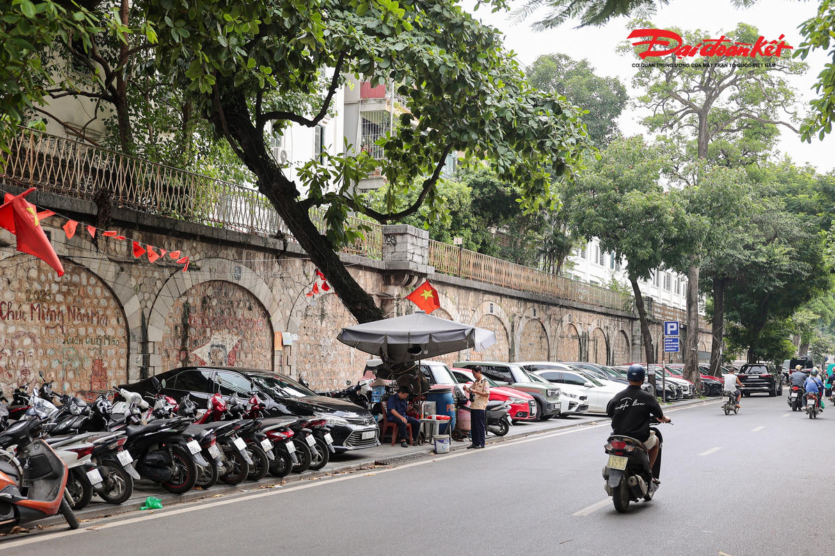 Trong đó, đoạn từ Cửa Đông đến Lê Văn Linh được định hướng phát triển thành không gian thủ công mỹ nghệ; đoạn Lê Văn Linh - Hàng Cót trở thành không gian văn hóa, nghệ thuật cộng đồng; đoạn Hàng Cót - Hàng Giấy phát triển thành khu ẩm thực.