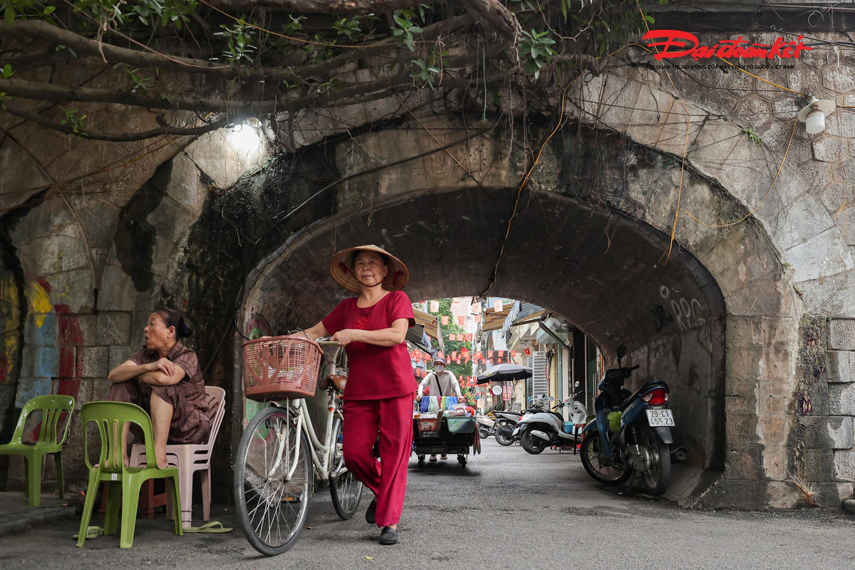 Hiện nay, trong tổng số 131 vòm cầu chỉ có 6 vòm được mở phục vụ giao thông, gồm hai vòm giữ nguyên hiện trạng là ô số 122 nối phố Nguyễn Thiếp và ô số 9 nối ngõ Hàng Hương với phố Phùng Hưng. Có 97 vòm được bịt hai lớp tường, 21 vòm bịt bốn lớp và 7 vòm vẫn giữ nguyên trạng.