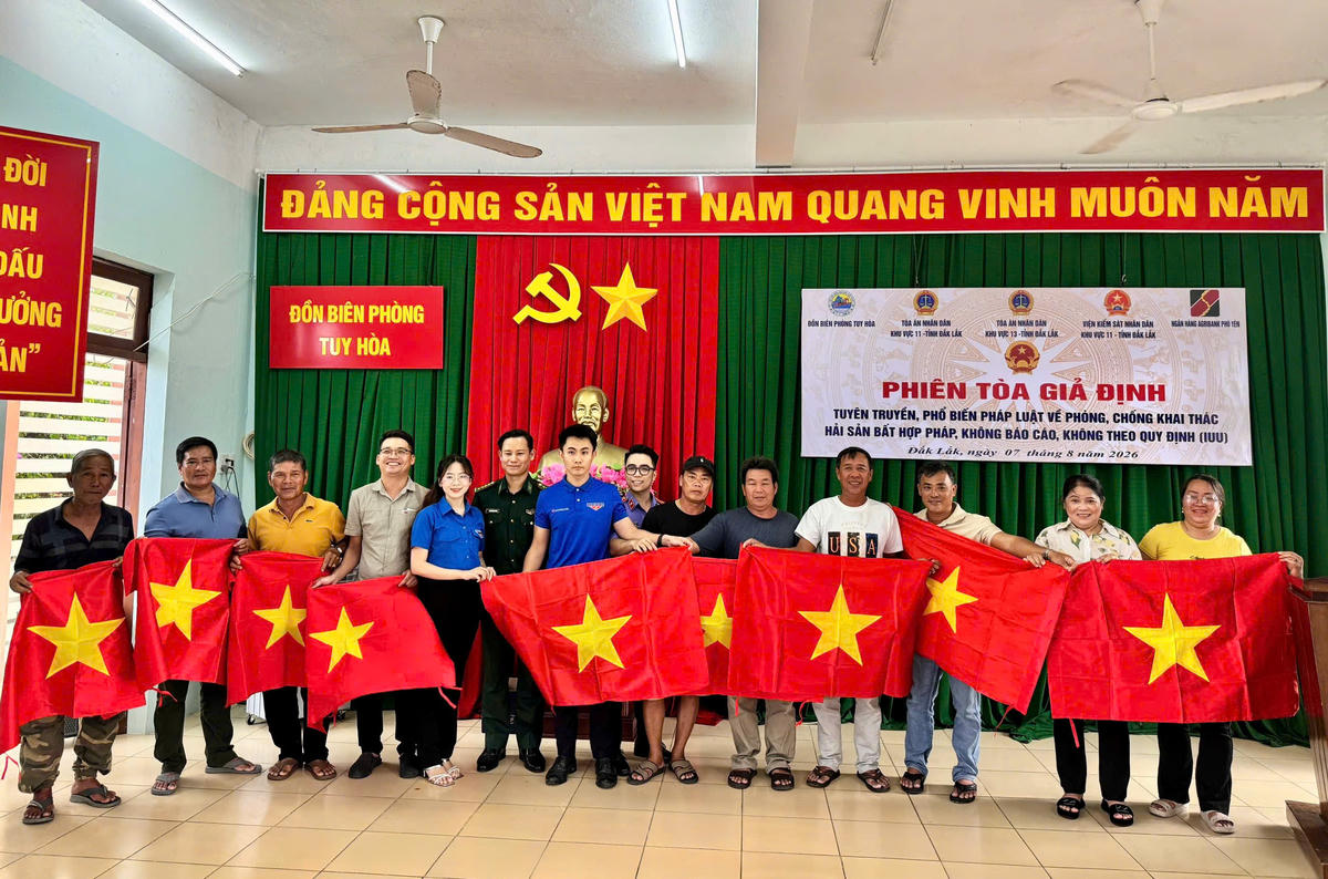 Các đơn vị trao tặng cờ Tổ quốc cho ngư dân. Ảnh: Thuỳ Dung.