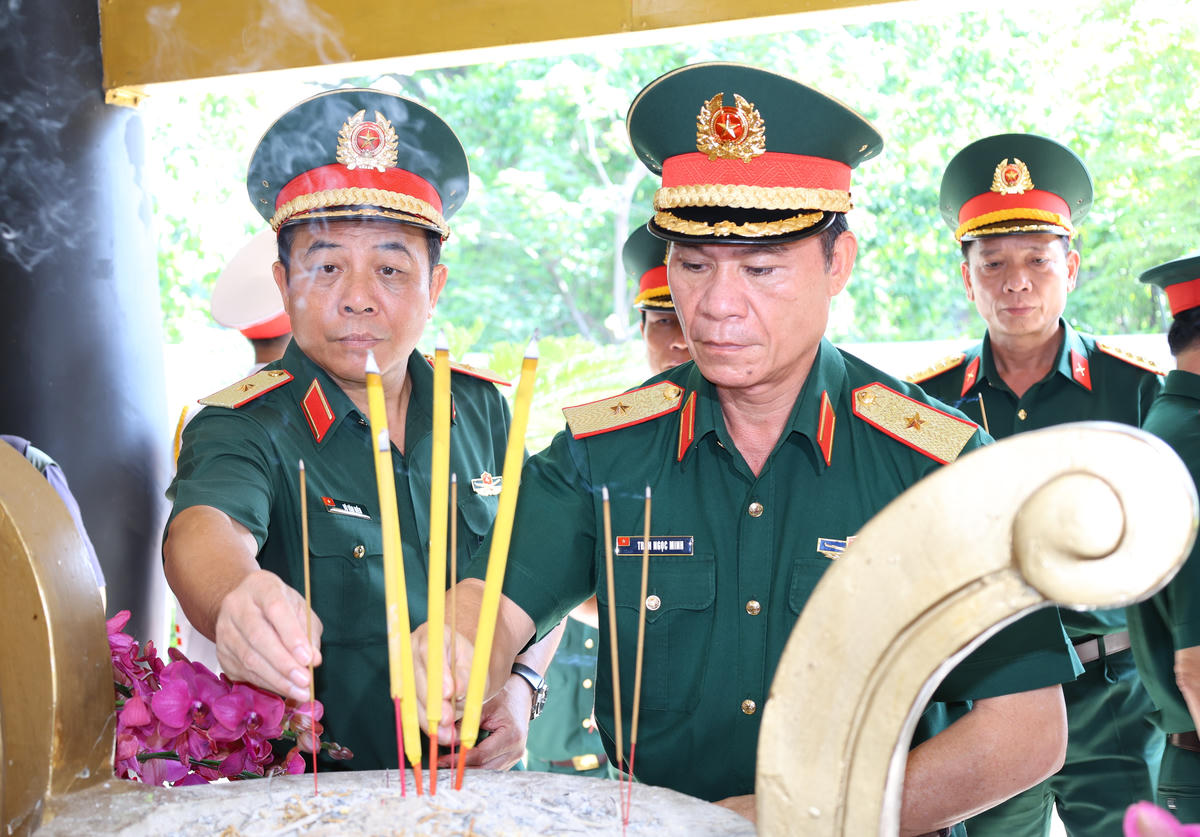 Đoàn đại biểu Quân khu 7 đến thăm, động viên lực lượng tìm kiếm hài cốt liệt sĩ tại Công viên Lê Thị Riêng