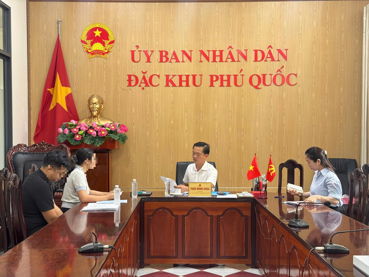 Chủ tịch UBND đặc khu Phú Quốc Trần Minh Khoa đã trực tiếp tiếp nhận đơn kêu cứu khẩn cấp từ người dân. Ảnh: Hoàng Dung 