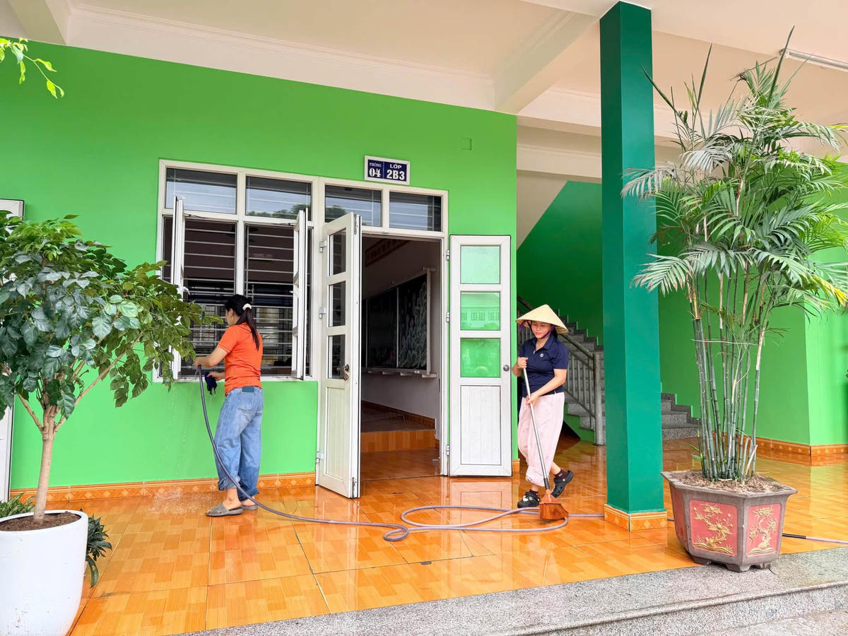 Giáo viên, nhân viên Trường Tiểu học Mạo Khê II tham gia lao động vệ sinh, chỉnh trang khuôn viên và trang trí lớp học trước thềm năm học mới 2026-2027.