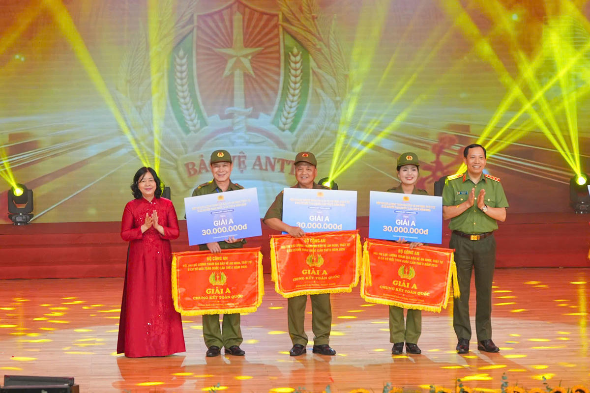 Chủ tịch UBTƯ MTTQ Việt Nam Bùi Thị Minh Hoài và Thượng tướng Lê Văn Tuyến, Thứ trưởng Bộ Công an trao giải A cho 3 đội thi Hà Nội, Hải Phòng và TP Hồ Chí Minh. Ảnh: ĐT. 