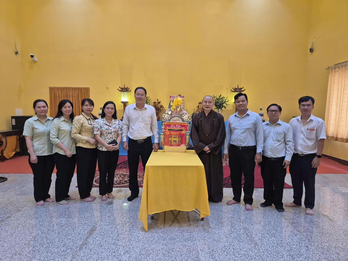 Lãnh đạo Uỷ ban MTTQ Việt Nam TP Hồ Chí Minh thăm và chúc mừng Lễ Phật đản tại chùa Bửu Sơn (phường Chợ Lớn). Ảnh: QT.