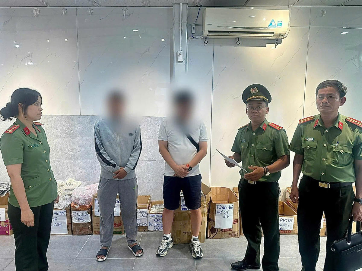 Công an TP Đà Nẵng kiểm tra cơ sở buôn bán số lượng lớn hàng hóa giả mạo các nhãn hiệu được bảo hộ tại Việt Nam. Ảnh: CA Đà Nẵng.