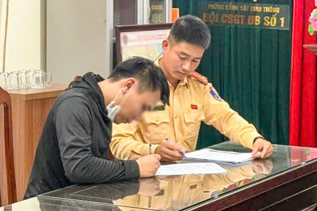 CSGT lập biên bản xử lý người điều khiển xe tải vi phạm.
