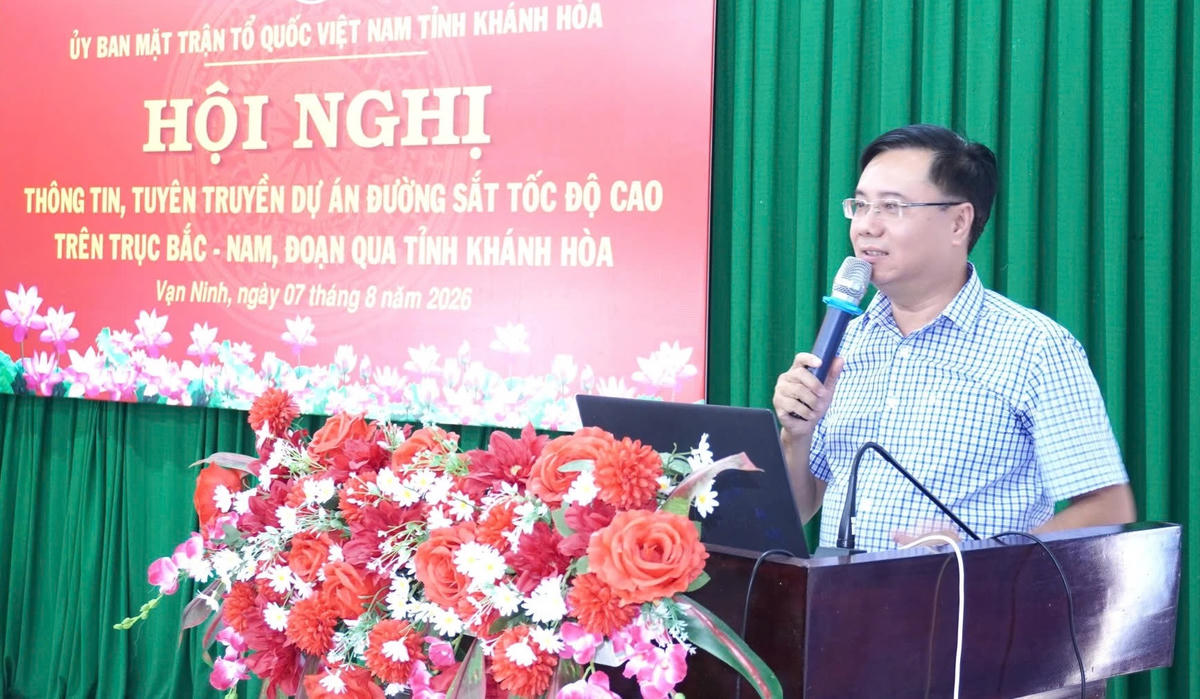 Ông Nguyễn Trung Dũng, Phó Chủ tịch Ủy ban MTTQ Việt Nam tỉnh Khánh Hòa phát biểu tại hội nghị.