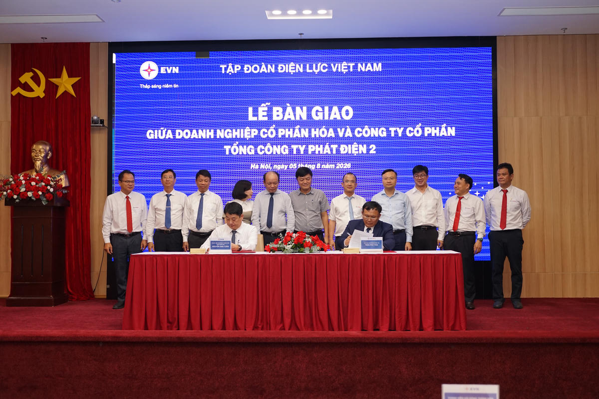 Ông Nguyễn Anh Tuấn – Tổng giám đốc EVN (bên trái) và ông Trần Phú Thái – Chủ tịch HĐQT EVNGENCO2 (bên phải) ký kết Biên bản bàn giao giữa doanh nghiệp cổ phần hóa và Công ty cổ phần EVNGENCO2.