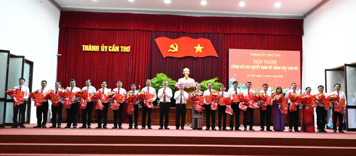 Ông Đồng Văn Thanh, Phó Bí thư thường trực Thành ủy Cần Thơ, Chủ tịch HĐND TP và ông Trương Cảnh Tuyên, Chủ tịch UBND TP trao quyết định cho các cán bộ nhận nhiệm vụ mới. Ảnh Hồng Thắm