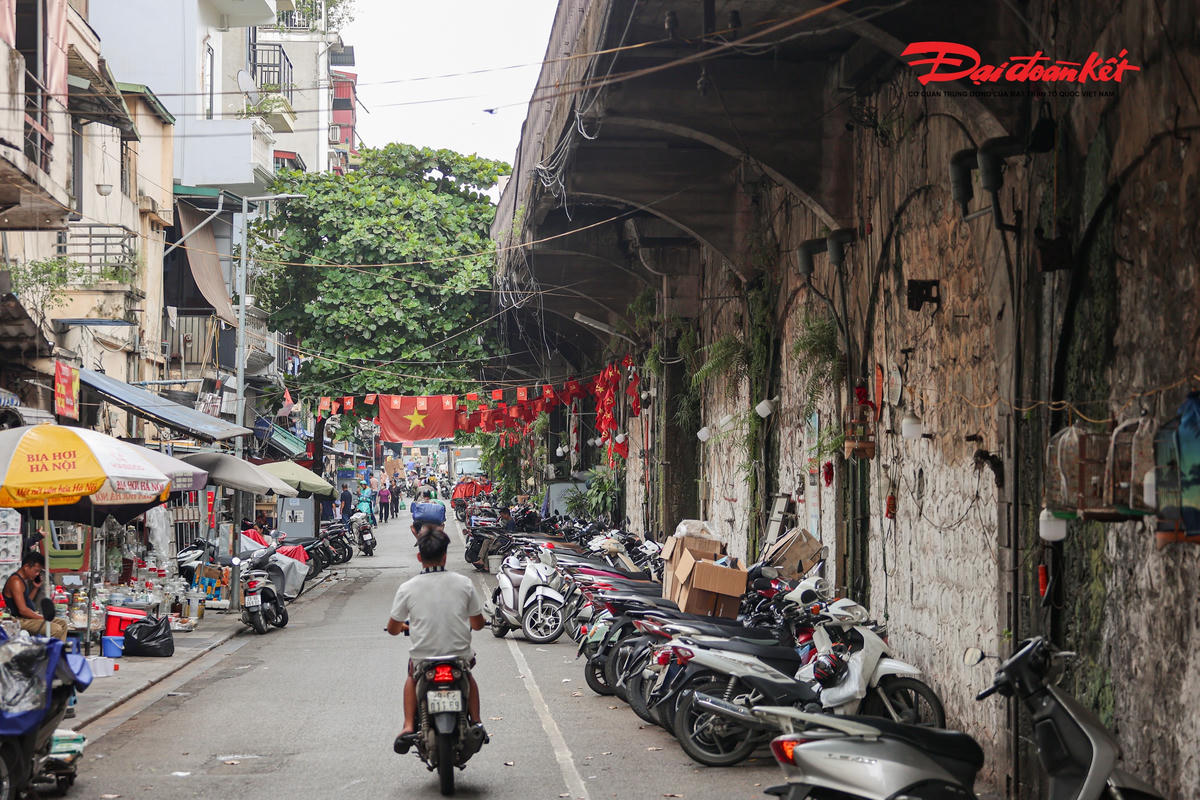 Đoạn vòm cầu dài khoảng 500m qua phố Gầm Cầu hiện tập trung nhiều hộ kinh doanh dù tuyến phố chỉ rộng khoảng 4m, thường xuyên đông đúc.