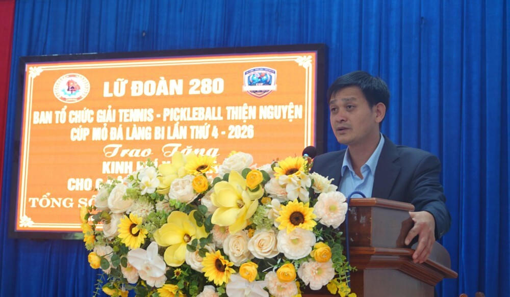 Ông Trần Minh Chấn, Bí thư Đảng ủy xã Kon Gang phát biểu tại buổi lễ. Ảnh: ĐS.