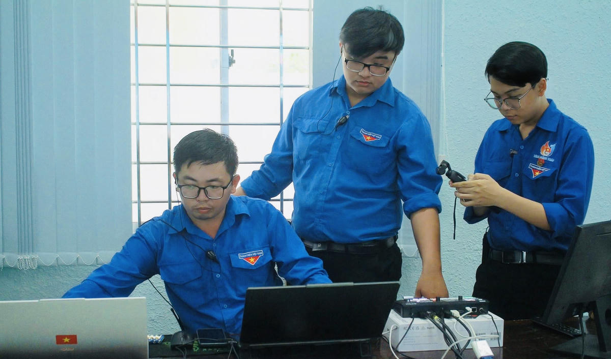 Em Ngô Tín Nhiệm - Chủ nhiệm Câu lạc bộ Truyền thông Đoàn phường Mỹ Ngãi đang tác nghiệp tại một sự kiện ở địa phương. (Ảnh: Kim Tuyến).