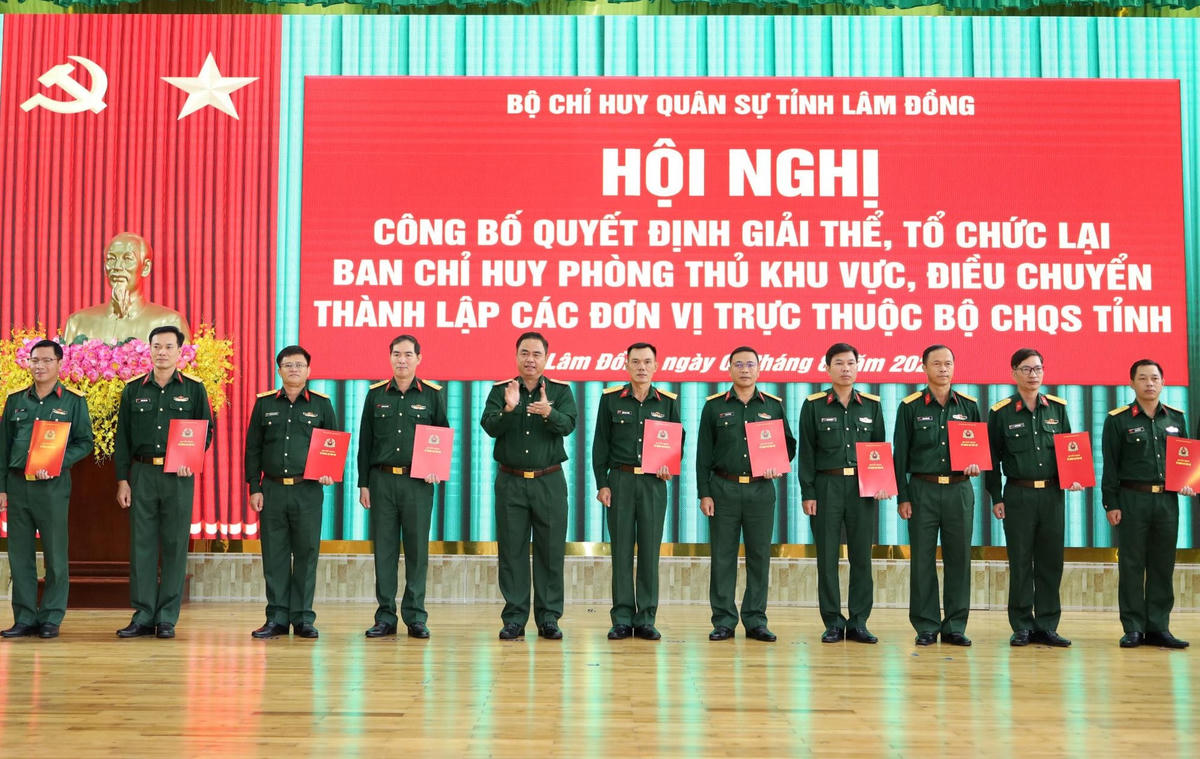 Thiếu tướng Lê Xuân Bình, Phó Tư lệnh, kiêm Tham mưu trưởng Quân khu 7 trao quyết định về công tác cán bộ.
