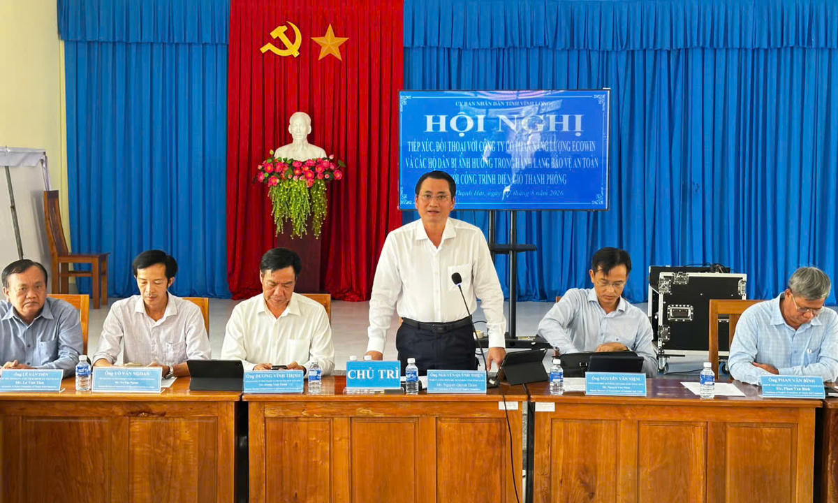 Phó Chủ tịch UBND tỉnh Vĩnh Long Nguyễn Quỳnh Thiện phát biểu tại buổi tiếp xúc, đối thoại vào chiều 7/8 tại xã Thạnh Hải. (Ảnh: Trung Ngãi).