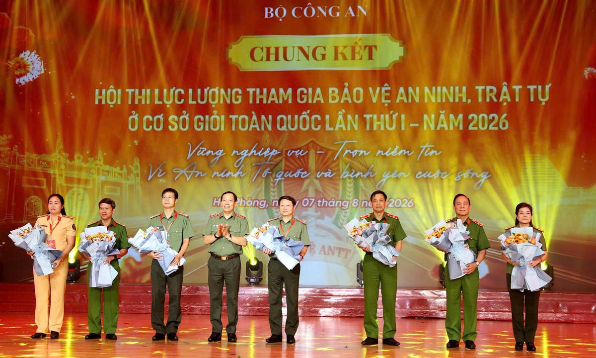 Thượng tướng Lê Văn Tuyến, Thứ trưởng Bộ Công an, Trưởng BCĐ hội thi tặng hoa Ban Giám khảo hội thi. Ảnh: TK. 