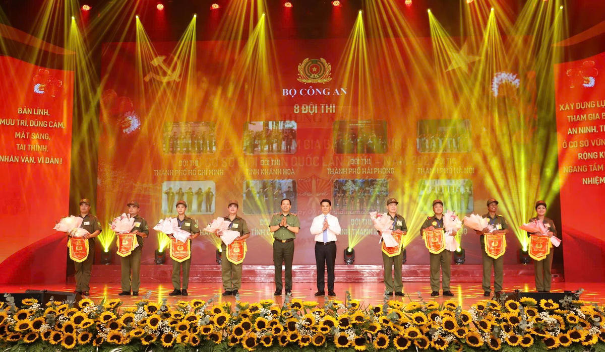 Thượng tướng Lê Văn Tuyến, Thứ trưởng Bộ Công an, Trưởng BCĐ hội thi và ông Lê Ngọc Châu, Bí thư Thành ủy, Trưởng Đoàn ĐBQH TP Hải Phòng trao Cờ lưu niệm và tặng hoa chúc mừng các đội tuyển tham gia hội thi. Ảnh: TK. 