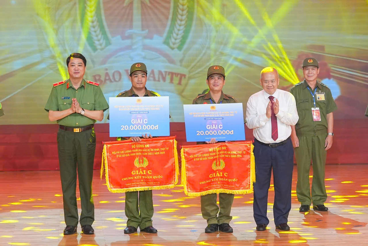 Lãnh đạo Bộ Công an và lãnh đạo TP Hải Phòng trao giải C tại hội thi. Ảnh: PT. 