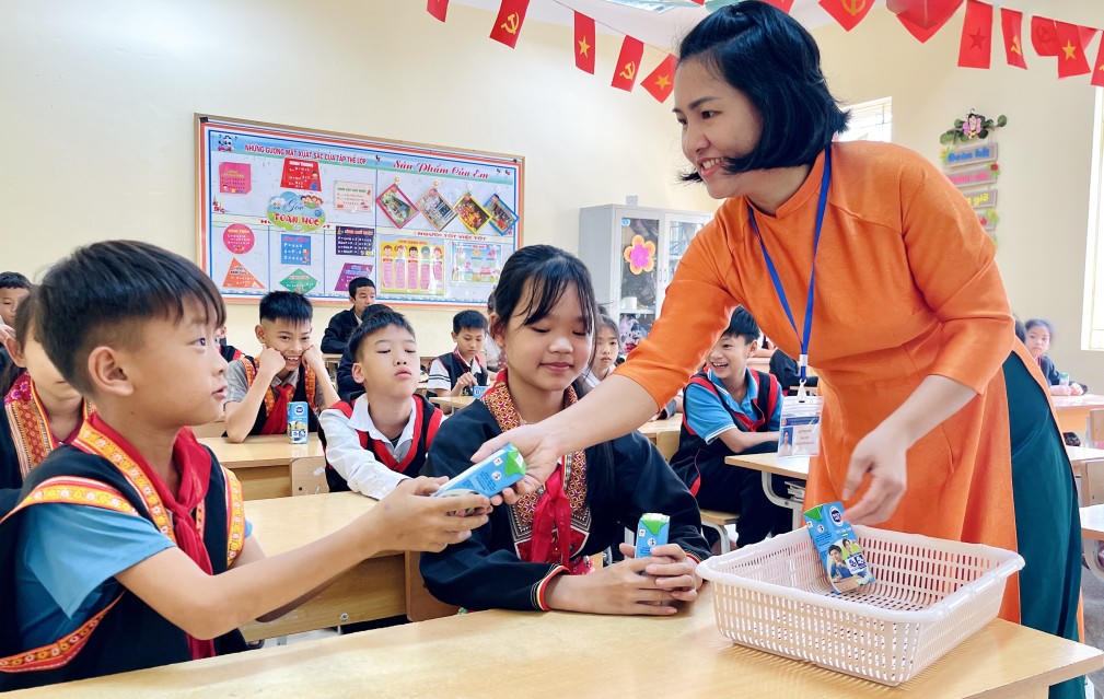 Học sinh Trường TH&THCS Sơn Dương được uống sữa tươi miễn phí tại trường theo chính sách hỗ trợ sữa uống tại trường cho trẻ mầm non và học sinh tiểu học giai đoạn 2025-2030 của tỉnh Quảng Ninh. Ảnh: Hoàng Nga