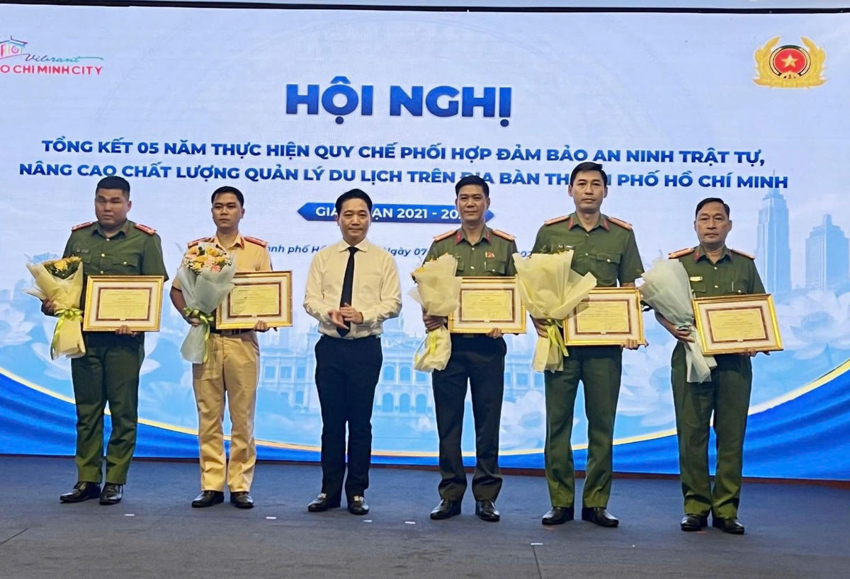 Lãnh đạo Sở Du lịch TPHCM trao giấy khen cho các tập thể, cá nhân có thành tích tiêu biểu trong công tác bảo đảm an ninh, trật tự du lịch. Ảnh: M.C