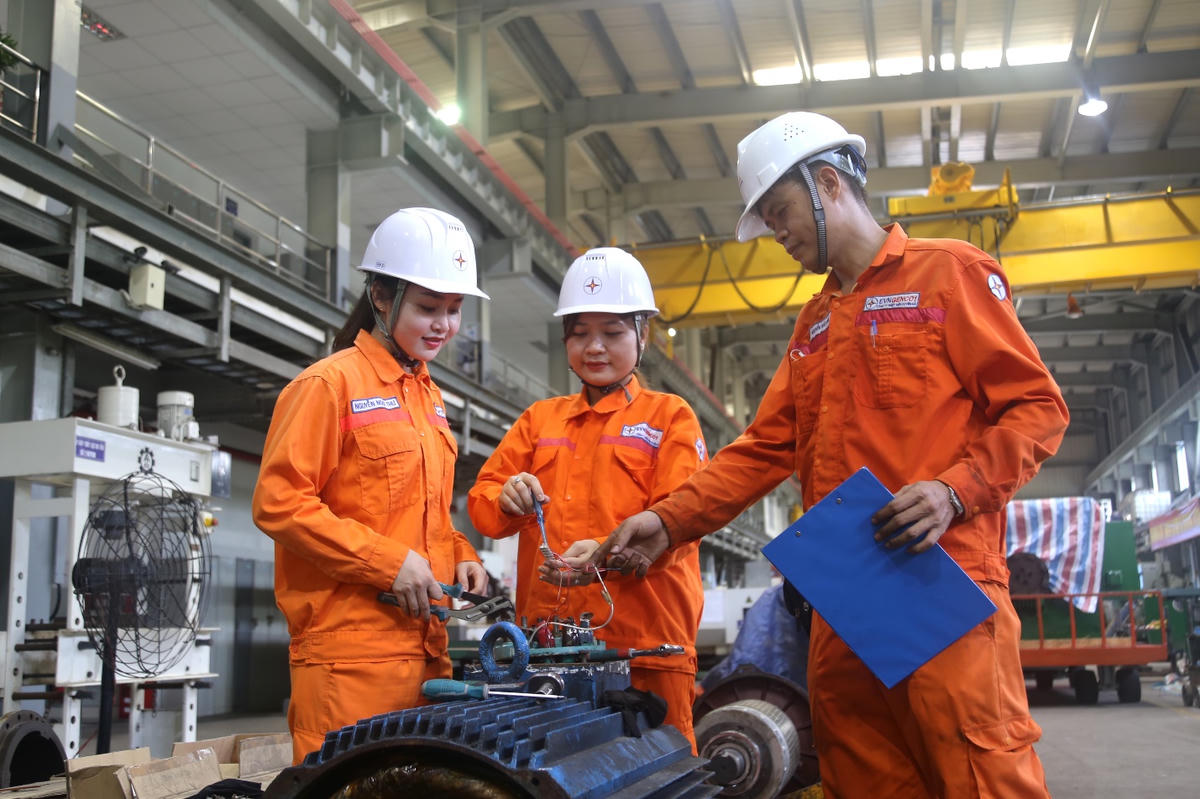 Cán bộ, công nhân viên Công ty Nhiệt điện Duyên Hải phối hợp thực hiện nhiệm vụ tại khu vực sản xuất, phát huy tinh thần đoàn kết, trách nhiệm trong lao động, sản xuất.