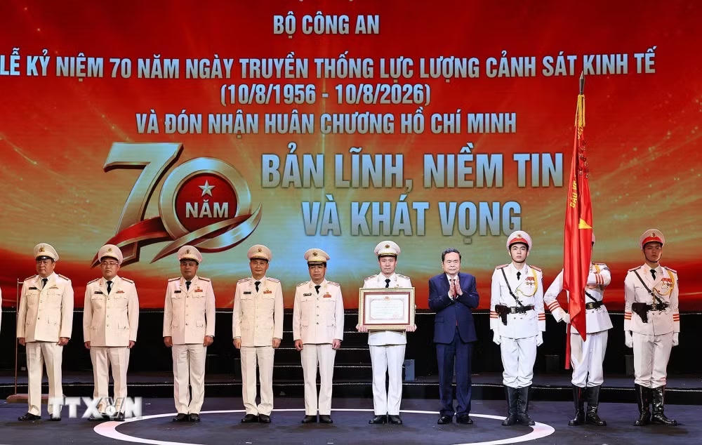 ttxvn-0808-chu-tich-quoc-hoi-canh-sat-kinh-te-10.jpg