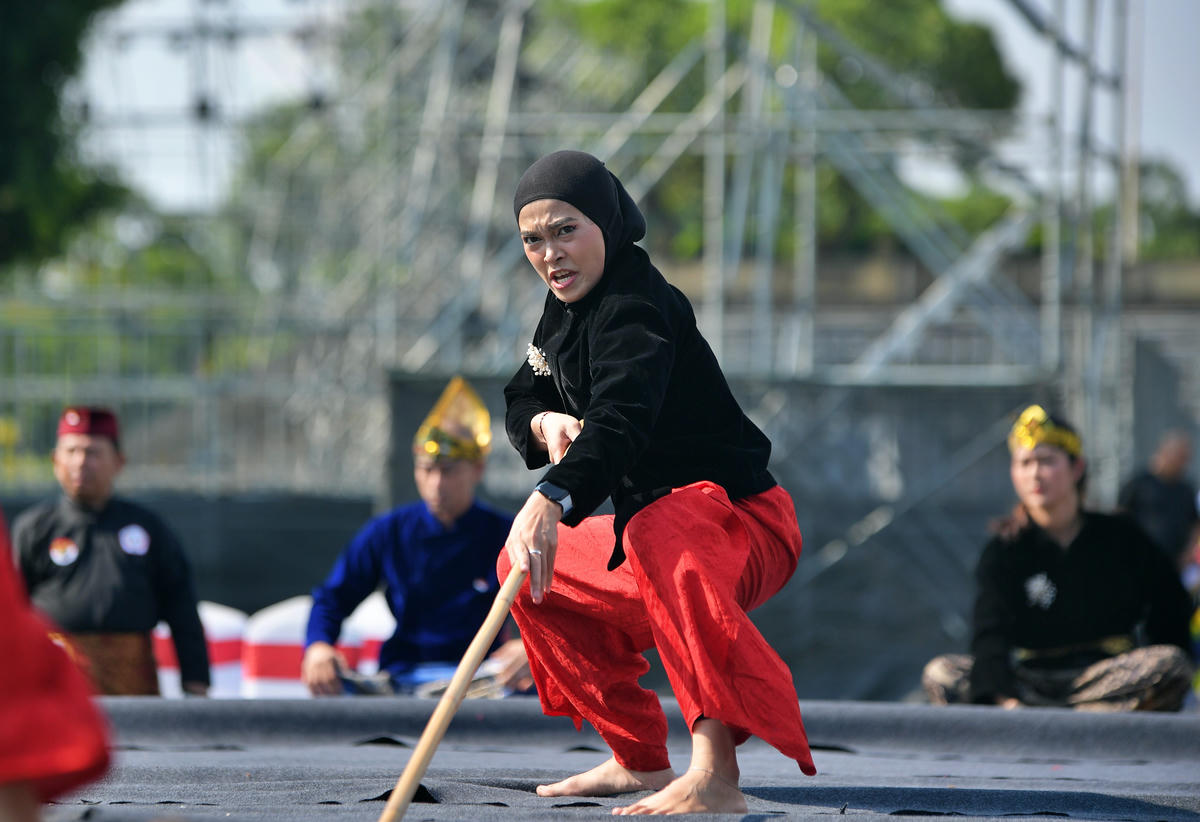 Màn biểu diễn mạnh mẽ của nữ võ sĩ pencak silat người Indonesia.