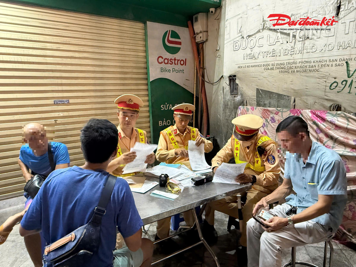 Lực lượng CSGT Hà Nội lập biên bản những trường hợp vi phạm nồng độ cồn.