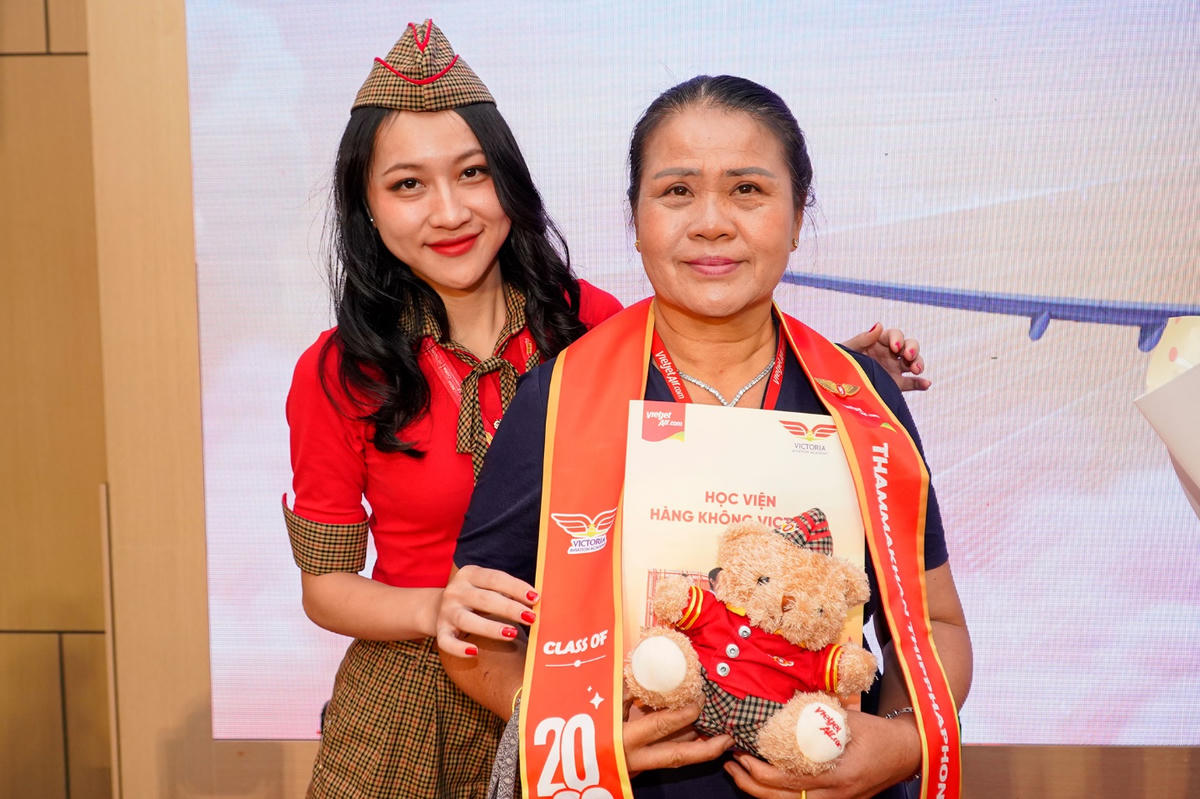 Tân tiếp viên hàng không Thammakhan Thipphaphone cùng mẹ.