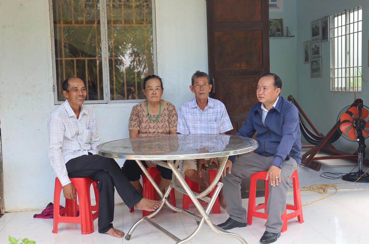 Có nhà mới từ nguồn hỗ trợ của Nhà nước, gia đình ông Tô Hoàng Văn (thứ hai từ phải qua) thêm động lực vươn lên. Ảnh: Nguyên Du