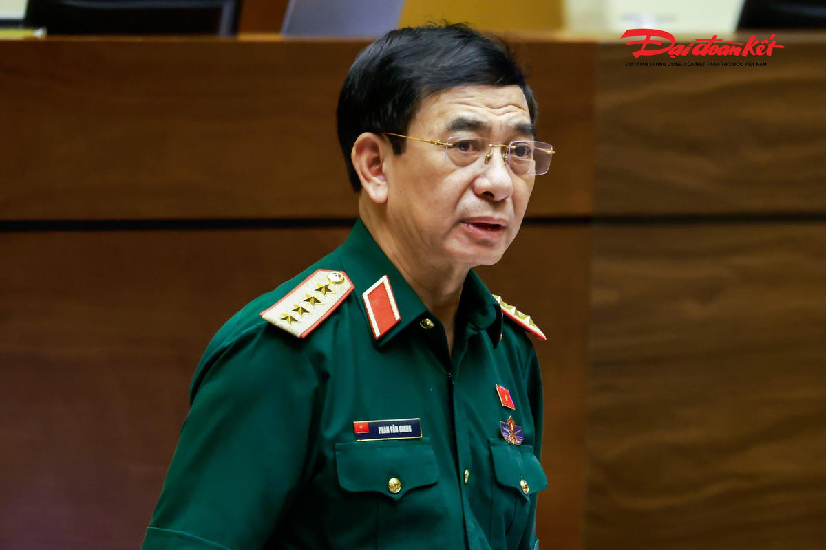 Phó Thủ tướng, Bộ trưởng Bộ Quốc phòng Phan Văn Giang phát biểu giải trình tại phiên họp (Ảnh: Quang Vinh)
