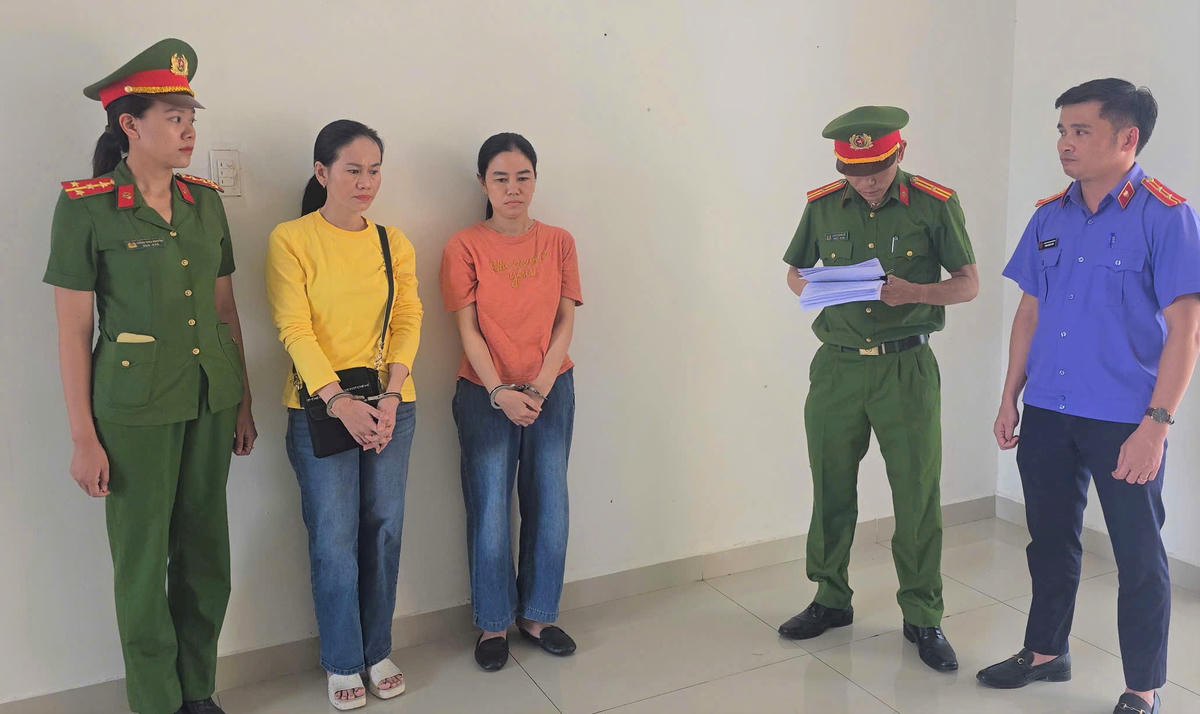 Lực lượng Công an TP Đà Nẵng bắt 2 đối tượng Phùng Thị Minh Sen  và Ngô Thùy Linh. Ảnh: CA Đà Nẵng.