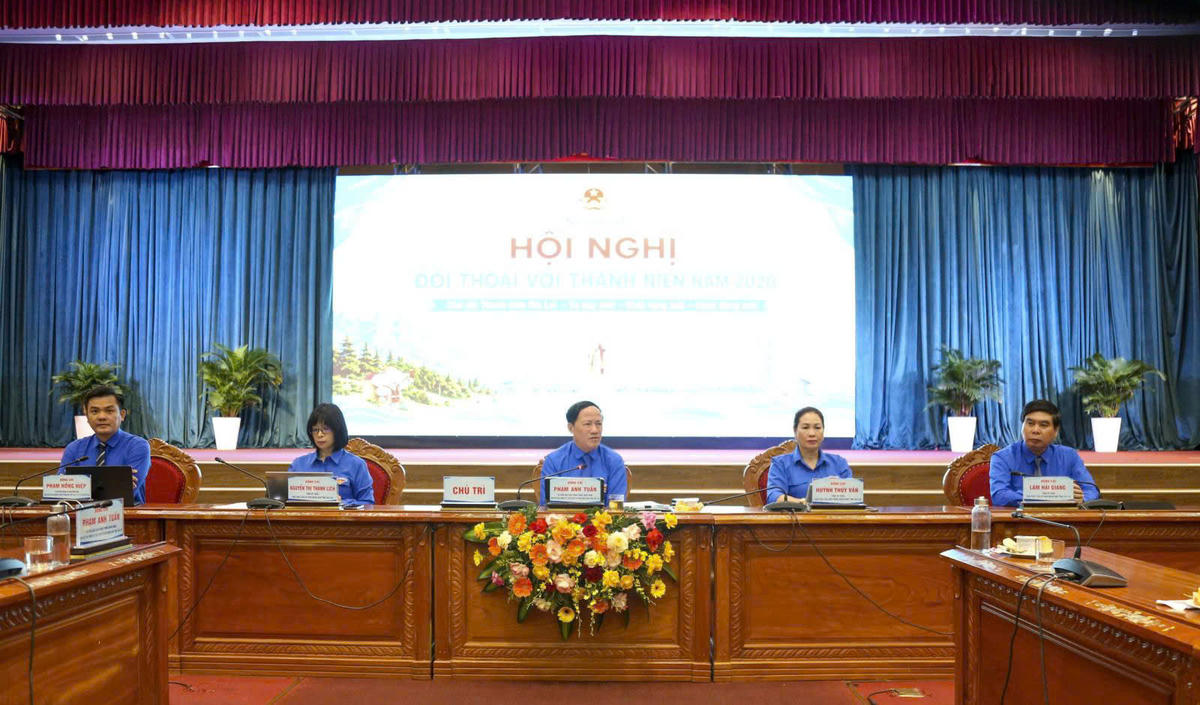 Chủ tịch UBND tỉnh Gia Lai Phạm Anh Tuấn (ở giữa) chủ trì hội nghị. Ảnh: ĐS.