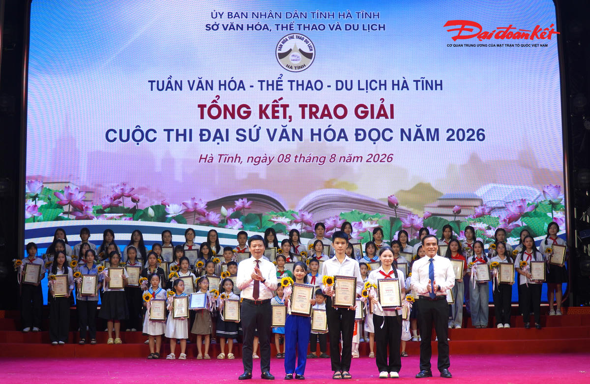 Ban Tổ chức trao thưởng 3 giải Nhất Cuộc thi Đại sứ Văn hoá đọc. Ảnh: HN.