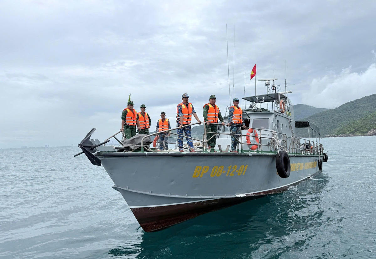 Lực lượng chức năng đang tổ chức tìm kiếm nạn nhân trên biển. Ảnh: QS.
