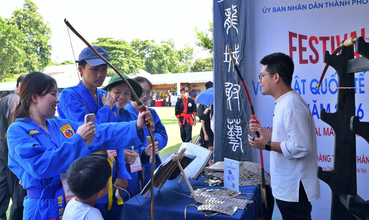 Các bạn trẻ tìm hiểu về những loại binh khí.