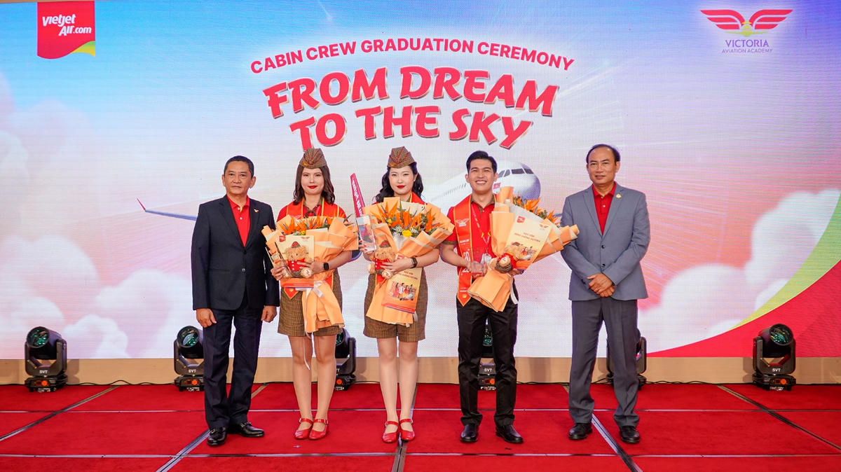 Ông Tô Việt Thắng, Phó Tổng giám đốc Thường trực Vietjet và ông Trần Hữu Quốc, Giám đốc Học viện Hàng không Vietjet Victoria trao hoa chúc mừng các tân tiếp viên hàng không.